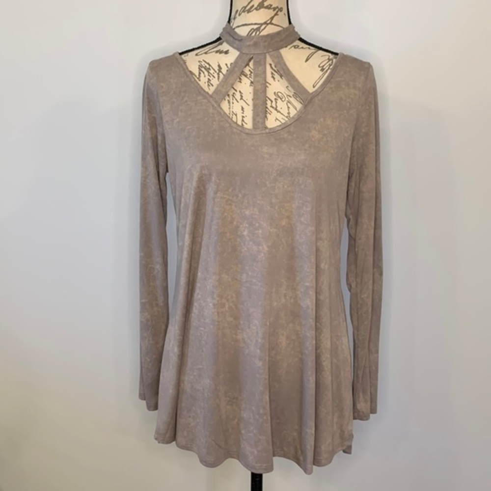 Andreé by Unit stretch knit top with cutout neckline and back tie M